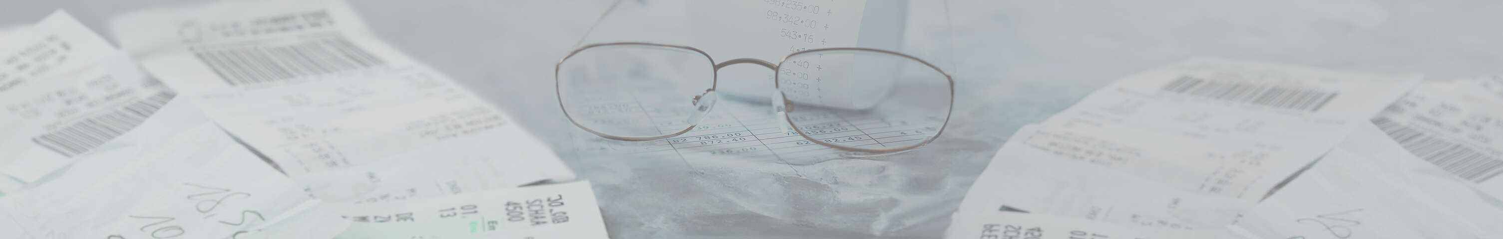 Brille liegt auf einem Rechnungszettel