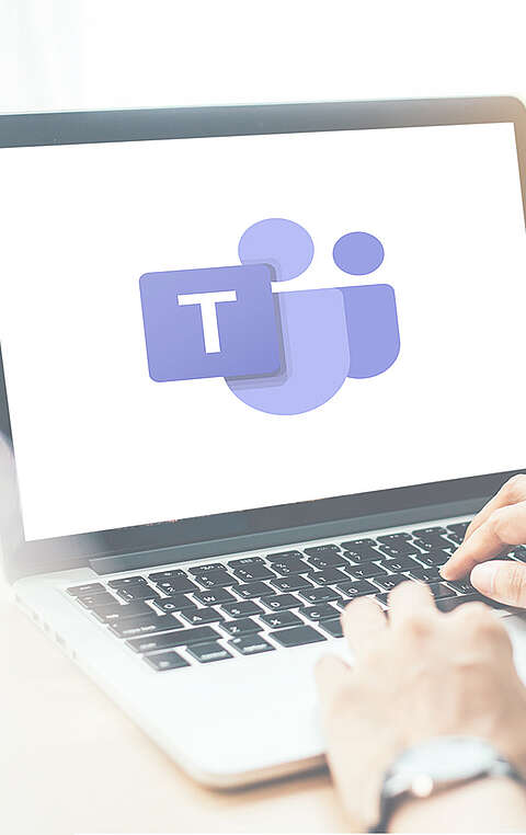 Auf einem Laptop ist Microsoft Teams geöffnet