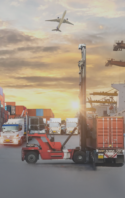 Ein Hafen mit Containerschiffen, im Hintergrund fliegt ein Flugzeug