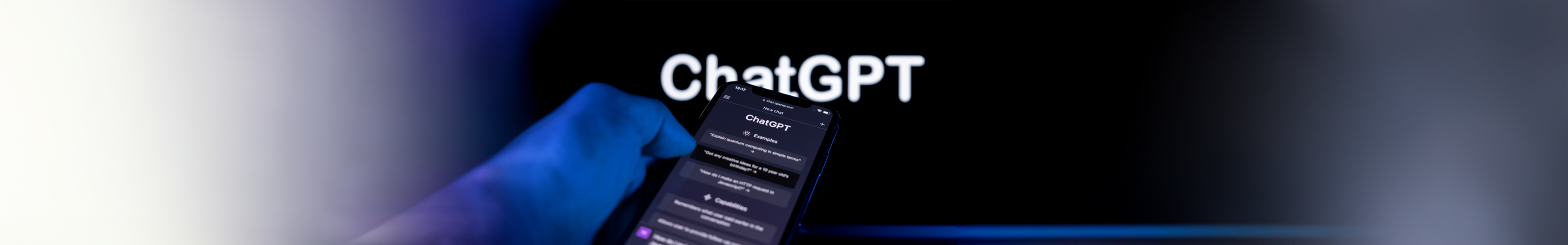 Person nutzt ChatGPT auf dem Smartphone
