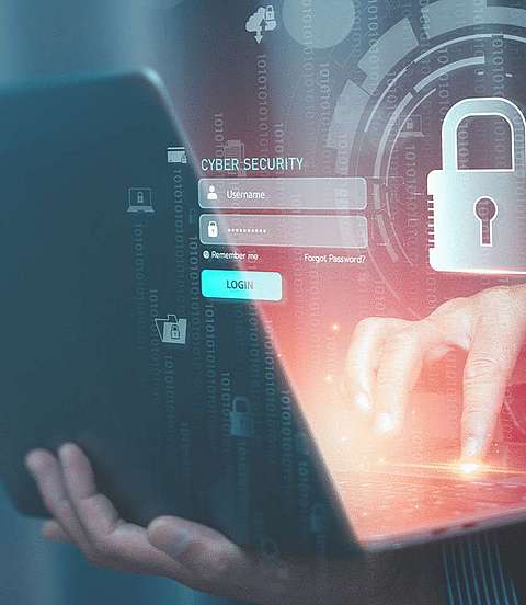 Person am Laptop mit Animation eines Schlosses im Vordergrund