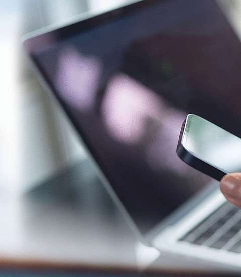 Frau hält ein Smartphone in der Hand