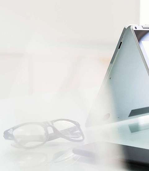 Frau tippt etwas auf einer Tastatur ein