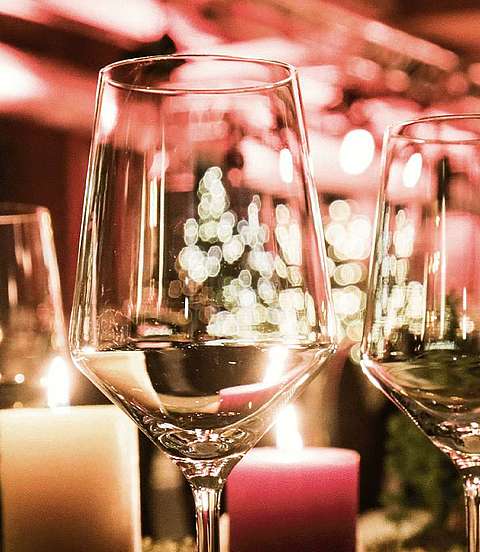 Festlich gedeckter Tisch neben einem Tannenbaum