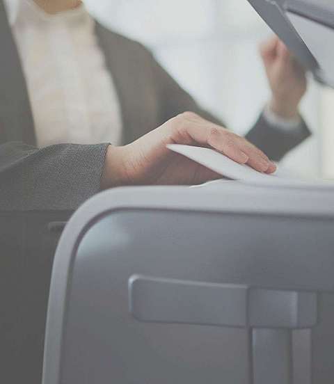 Frau kopiert ein Dokument