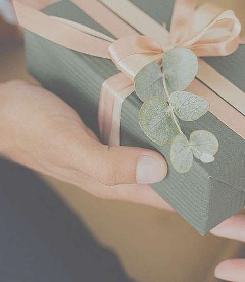 Hände halten ein Geschenk