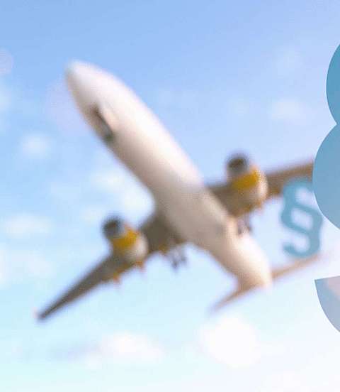 Ein Paragraphen-Symbol ist im Vordergrund, im Hintergrund fliegt ein Flugzeug