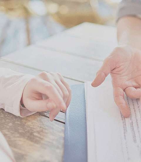 Person unterschreibt einen Arbeitsvertrag