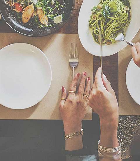 Essen steht auf einem Tisch