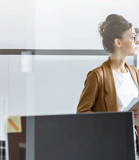 Junge Frau in einem Büroraum