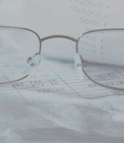 Brille liegt auf einem Rechnungszettel